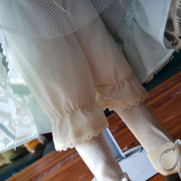 Vintage porcelain doll. - Picture 9 of 12